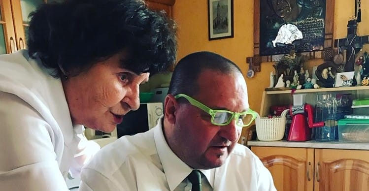 Németh Szilárd neonzöld szemüvegben vizsgálta az Ötszáz gramm prágai sonkát