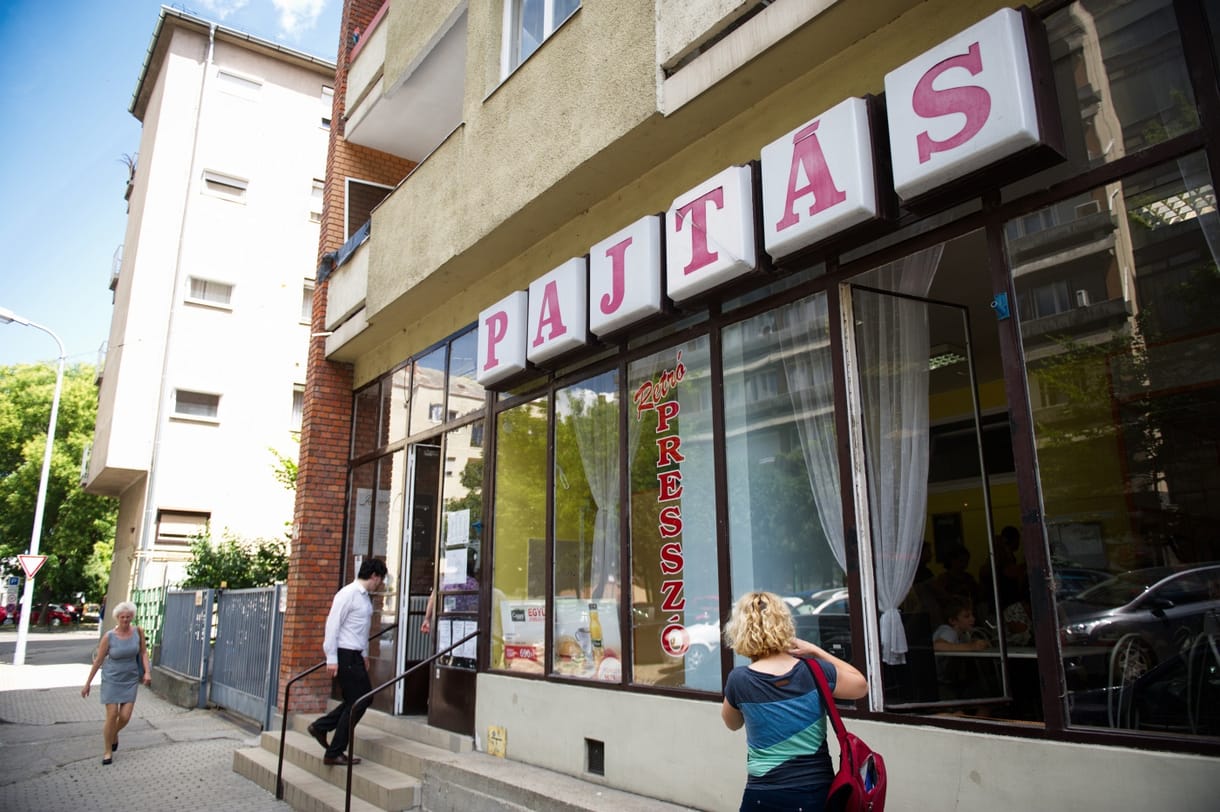 Elbúcsúzhatunk a budai Pajtás étterem neonfeliratától
