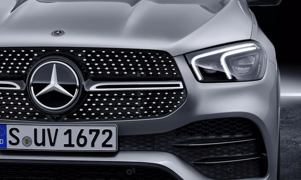 Balesetveszélyes lehet a világító Mercedes-csillag – szervizbe kell vinni az autókat