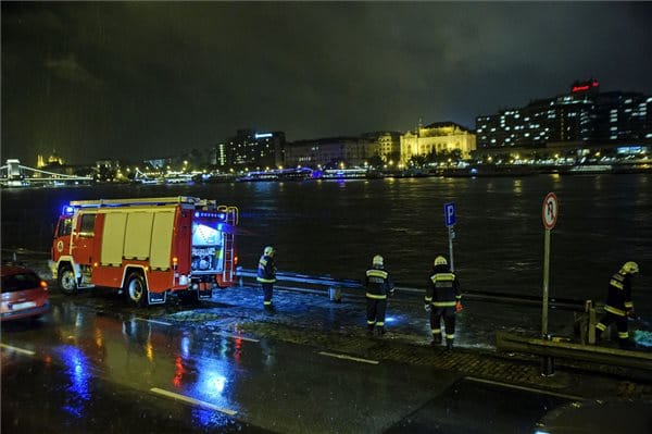 Dunai hajóbaleset: több fázisban hozzák fel a hajóroncsot