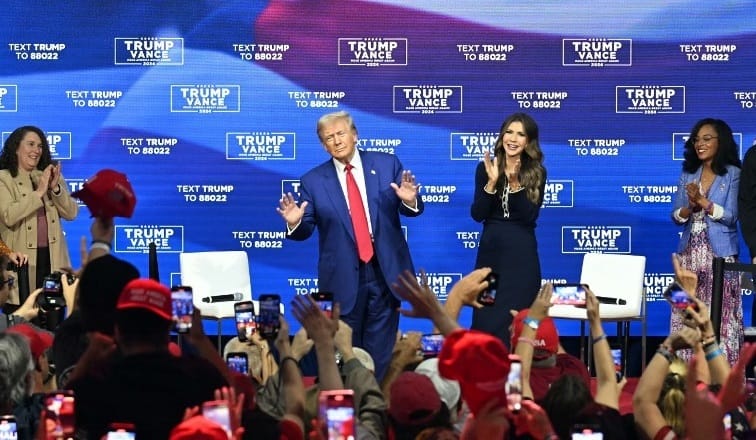 Ennél bizarrabb már nem lesz: Trump majdnem 40 percen át „táncikált” egy gyűlésen