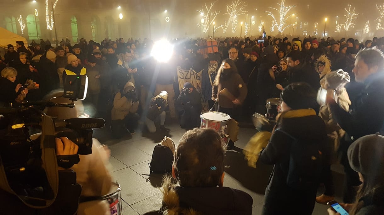 Tárgyalás nélkül ítéltetné el a Parlament előtti tüntetések három résztvevőjét az ügyészség