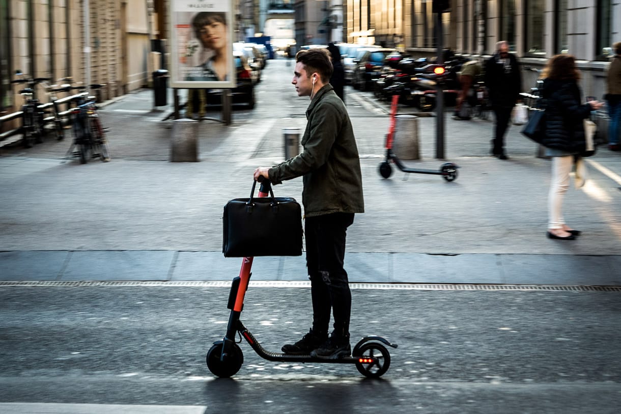 Milánóban is szigorítják az elektromos rollerek használatát