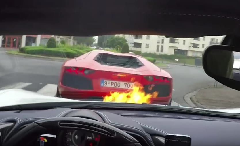 Videó: amikor egy Lamborghini miatt kap majdnem lángra egy Ferrari