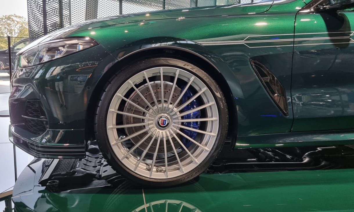 Ha túl lassú a BMW M8: beültünk a 324 km/h-ig gyorsuló új Alpina B8-ba