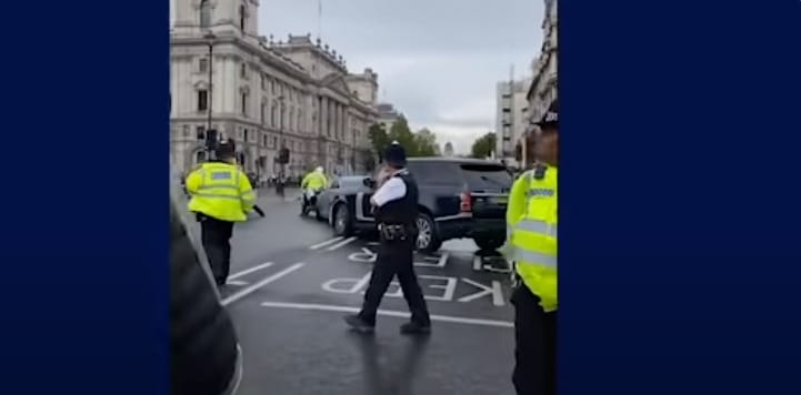 Karambolozott Boris Johnson, egy embert letartóztattak