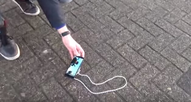Ez a telefon szinte sértetlenül túlélte a 275 méteres zuhanást
