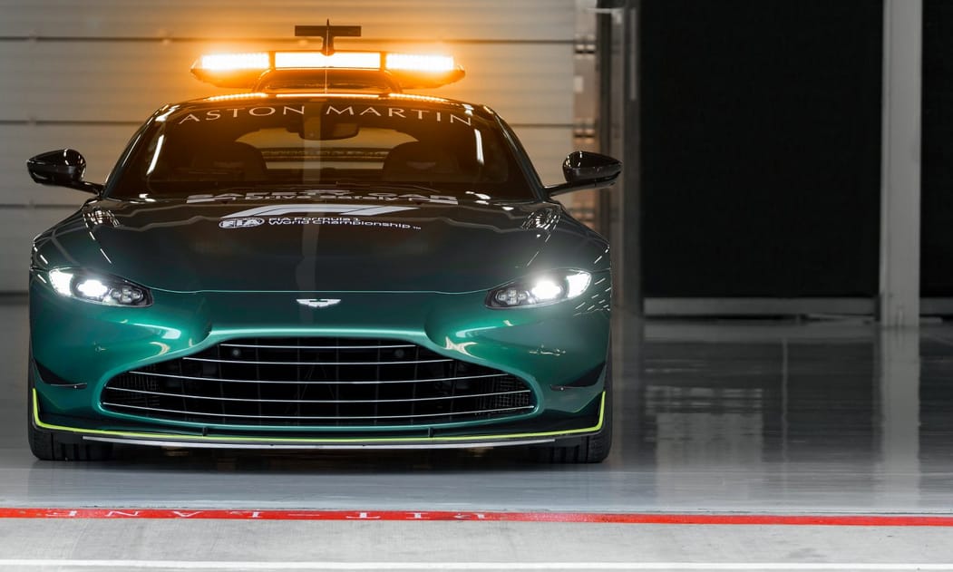 Íme az F1 idei új Aston Martin biztonsági- és orvosi autói