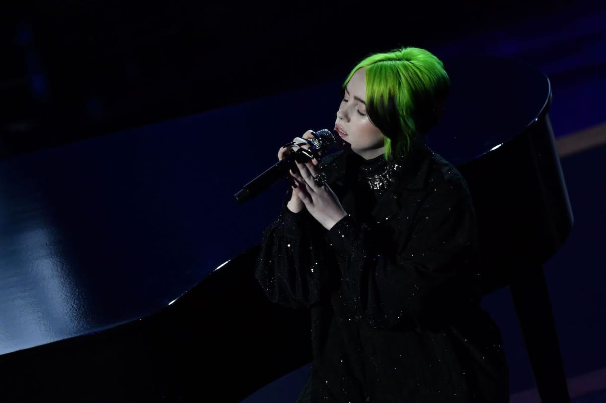Ilyen volt Billie Eilish hátborzongató fellépése az Oscaron
