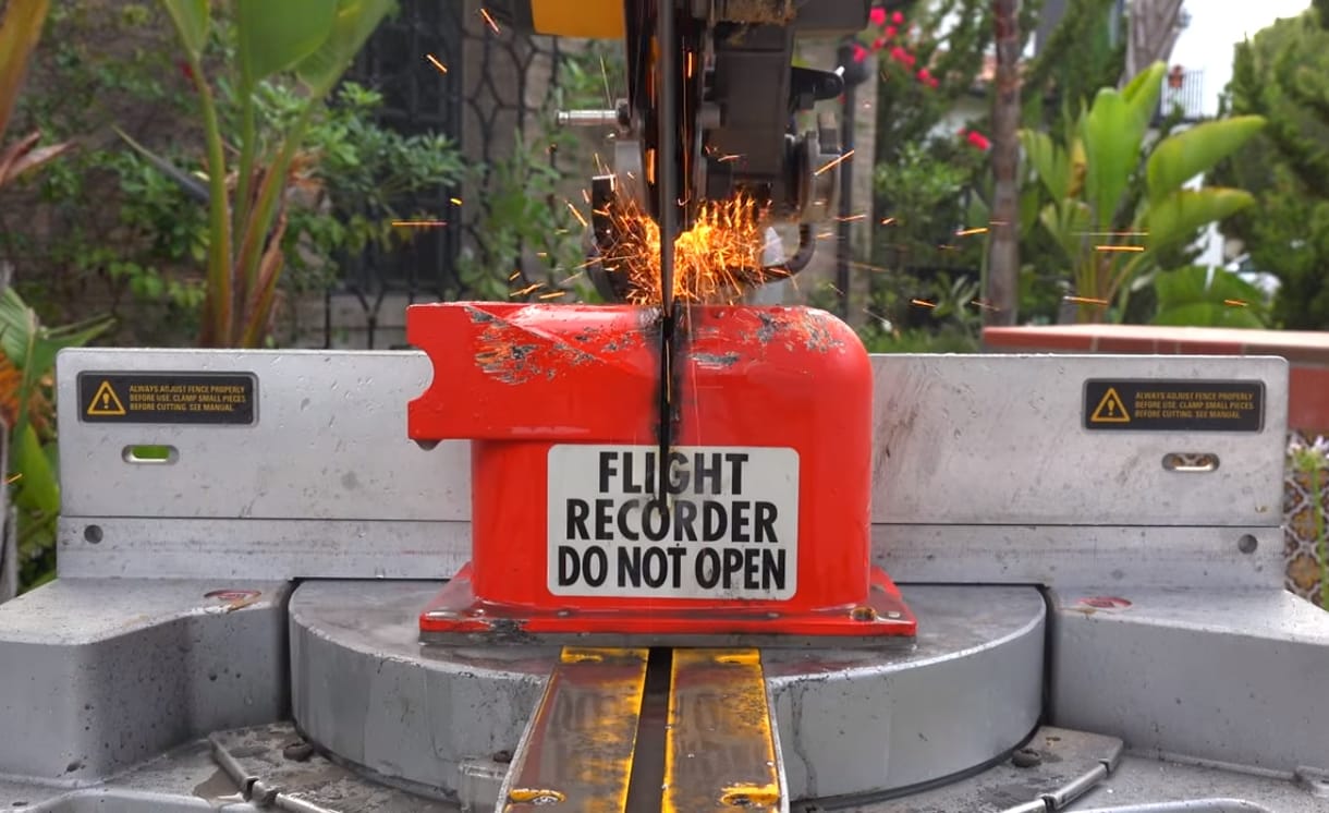 Szétvágták egy repülőgép feketedobozát, és ezt találták benne – videó