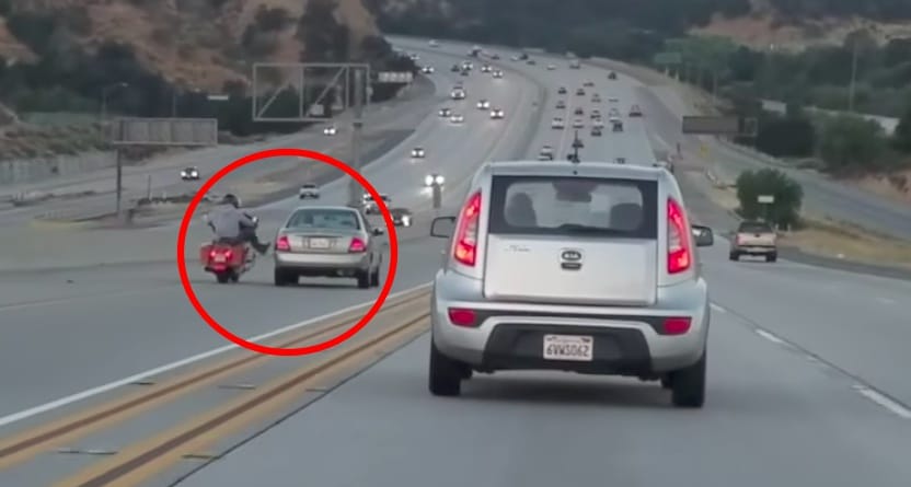 Törleszteni akart a motoros, nem is sejtette, mi történik ezután – videó