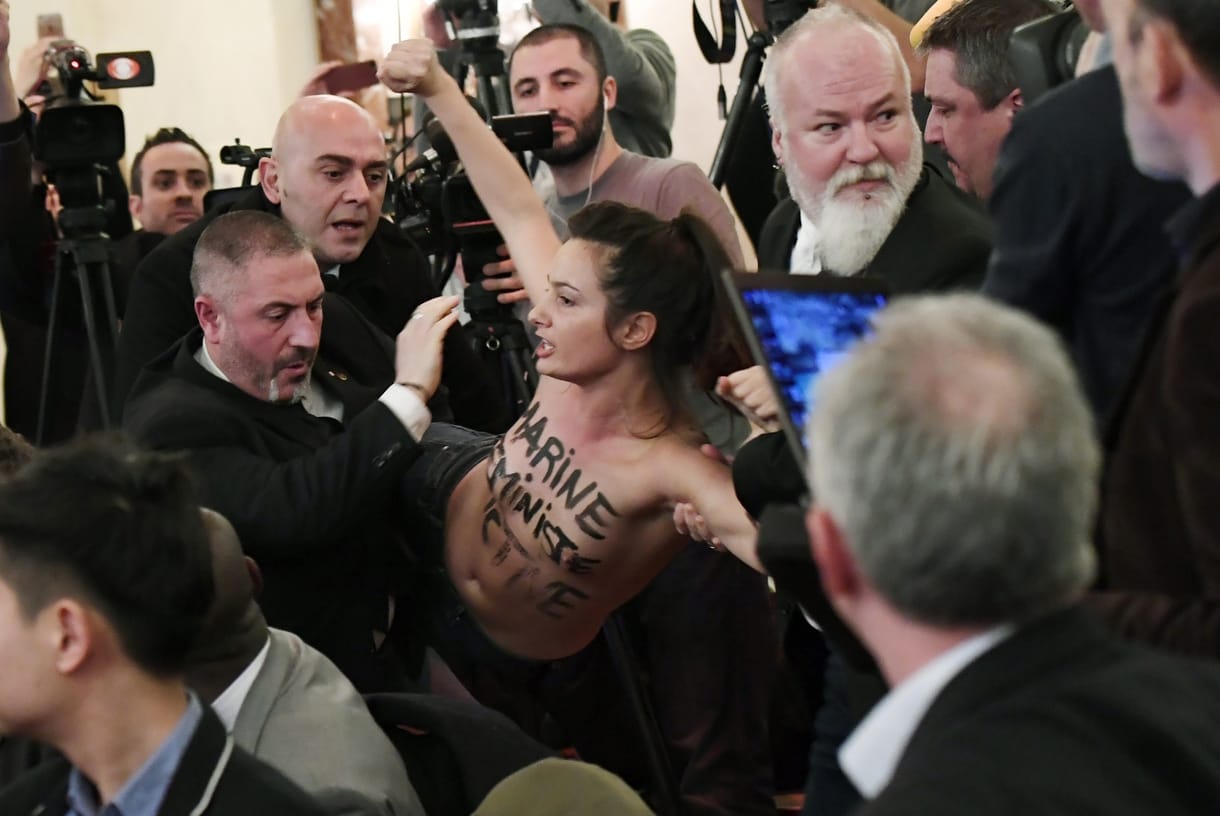 Félmeztelen Femen-tüntető hekkelte meg Marine Le Pen sajtótájékoztatóját – videó