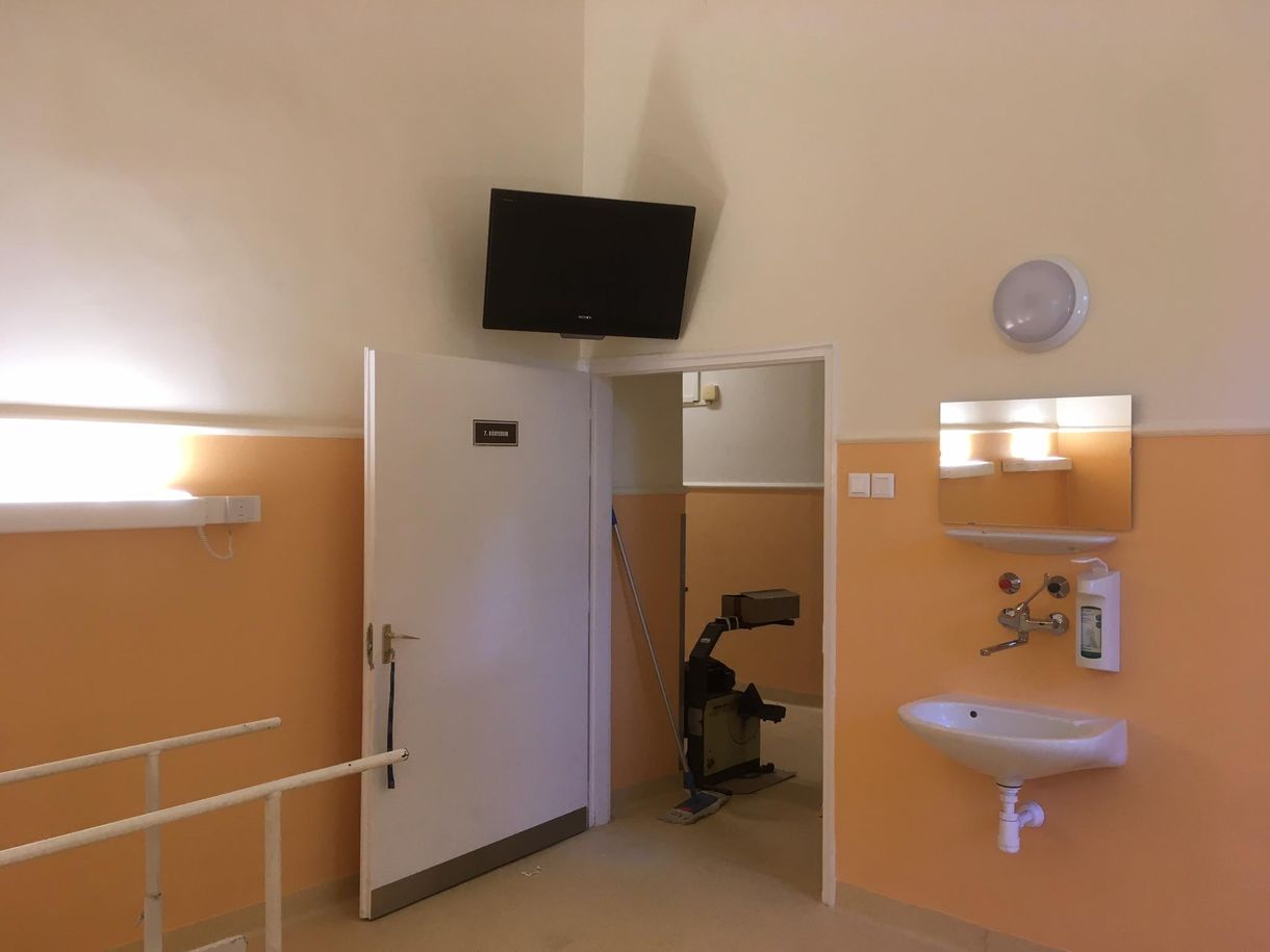 Ötven LCD-tv-t kapott a Bajcsy-Zsilinszky Kórház a „tévéembertől”