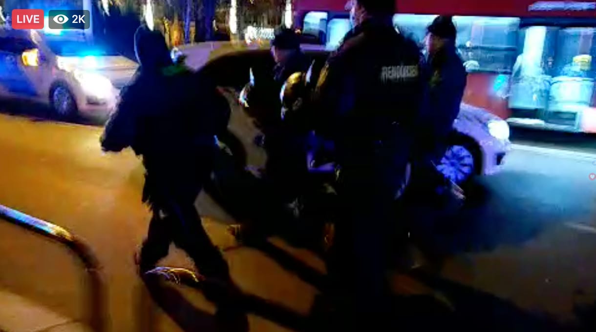 Rendőrség: Hat főt kellett eltávolítani a Lánchídról