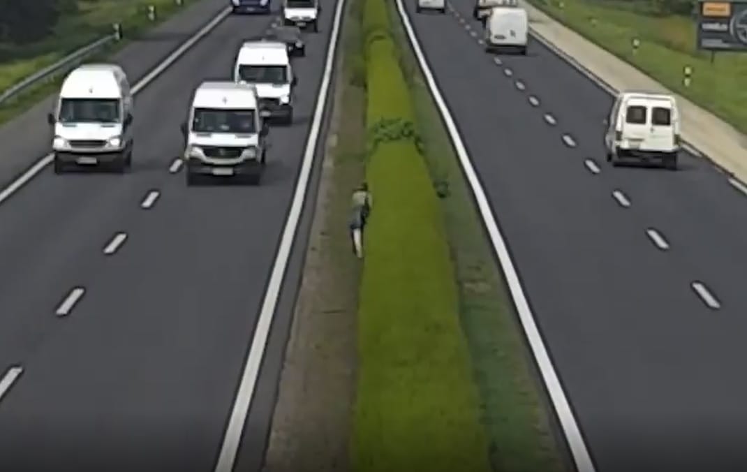 Egy nő az M1-esen haladt Győr felé – csak az a baj, hogy gyalog, és a sztráda közepén