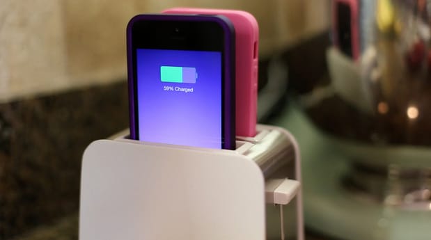 Meglepő kép: így tölthető két telefon egyszerre, egy töltőről