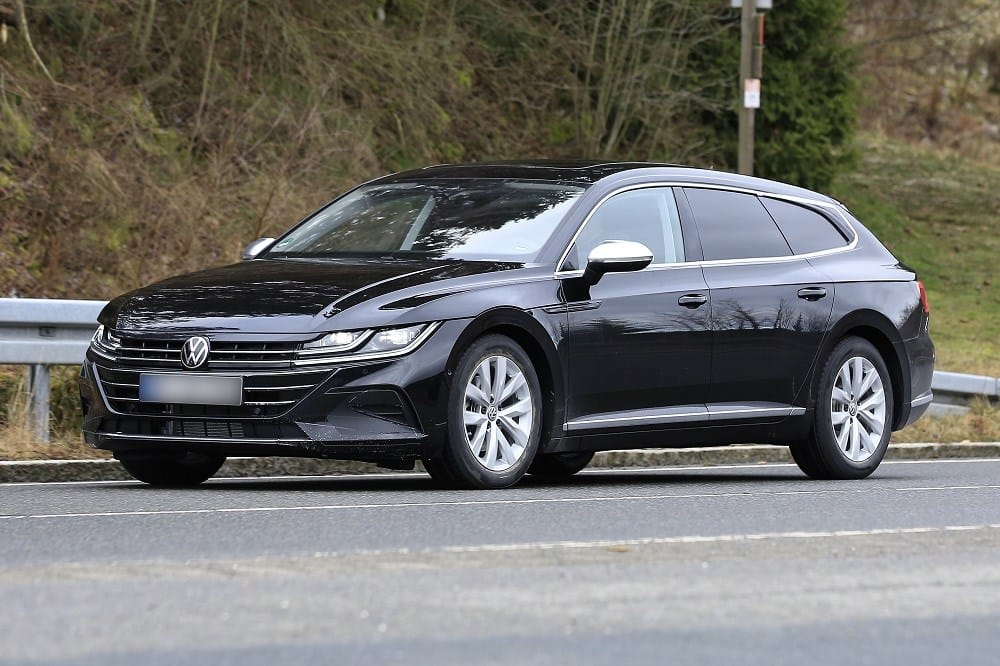 Még nem mutatták be, de már az utcákat járja a végleges Volkswagen Arteon kombi