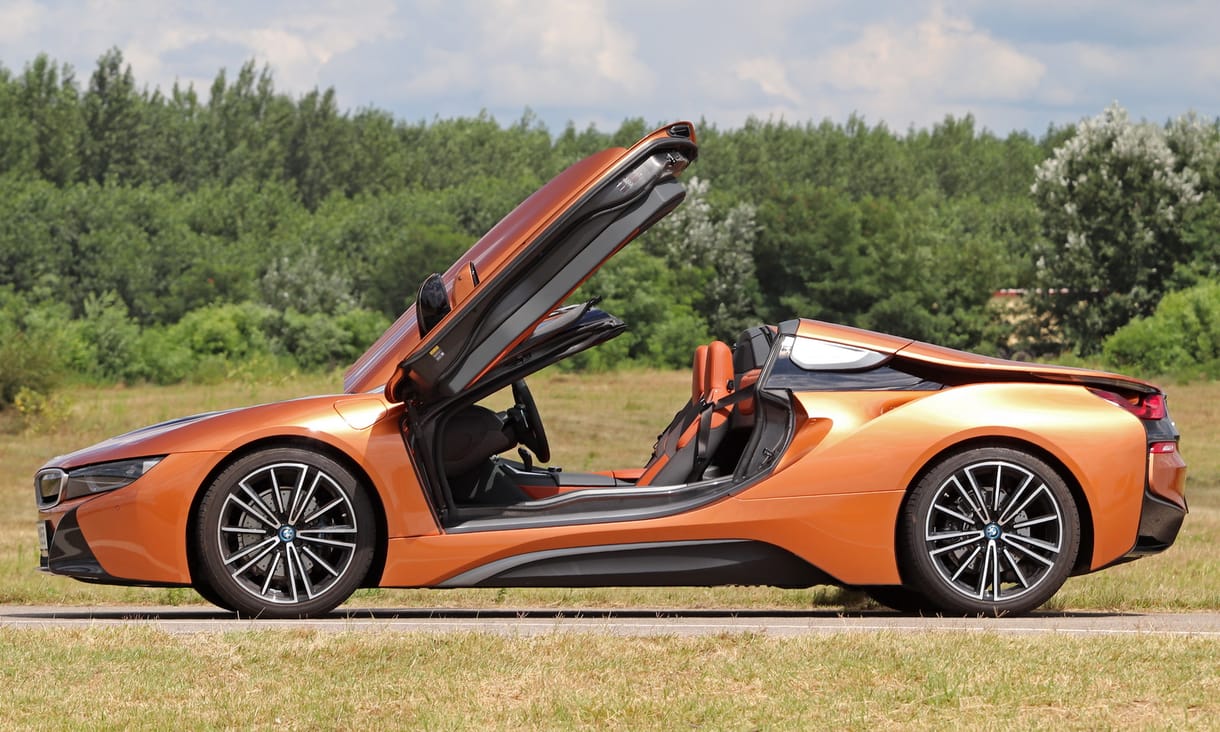 Szegény gazdagok: teszten a hangtalanul suhanó, nyitott tetős új BMW i8