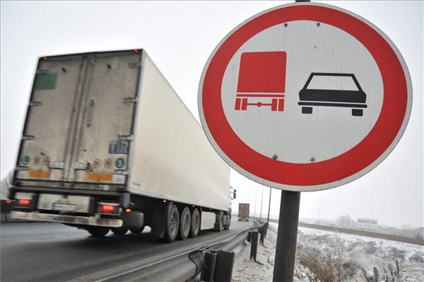 Mennyit fizetünk a szabálytalan előzésért?