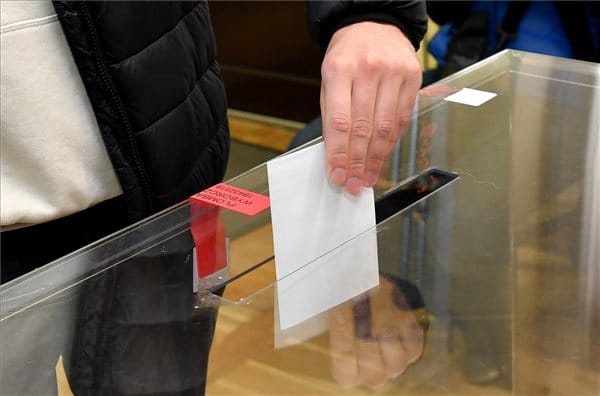 Hiába a legnépszerűbb Kaczynskiék pártja, az önkormányzati választásokon leszerepelt