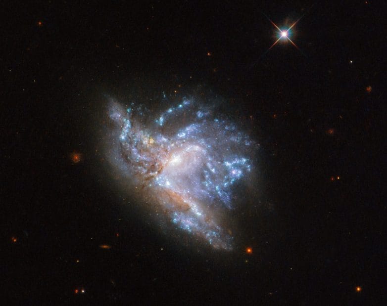 Lélegzetelállító fotót készített a NASA arról, hogy összeütközik két galaxis