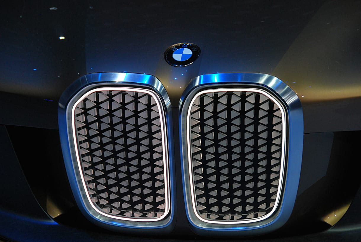 Tolatóradar: nagyot trollkodott a Mercedes a BMW-vel