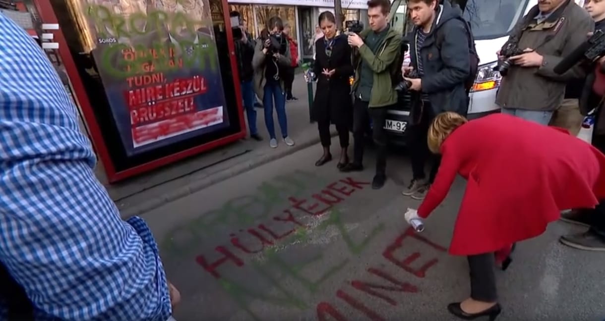 Kihagyták a k betűt: „Orbán hülyének néz minet”