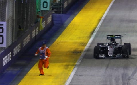 Mit rohangált egy ember az F1 futama közben a pályán? - videó