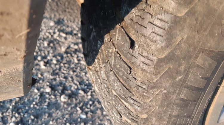Ha ilyen gumiabroncsot lát a rendőrség, ugrik a kocsi forgalmija