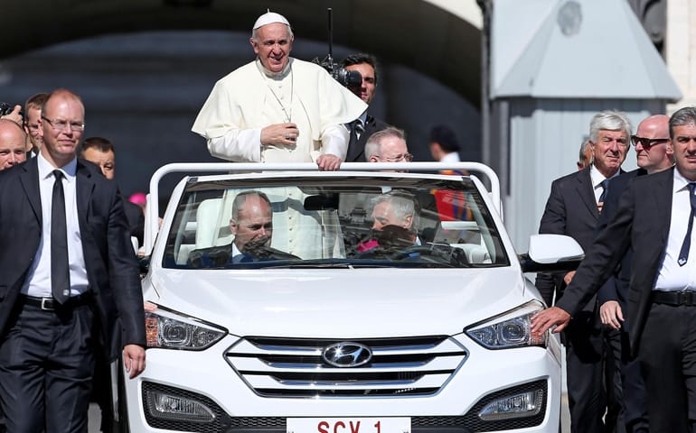 Már egy Hyundai pápamobil is áll Őszentsége garázsában