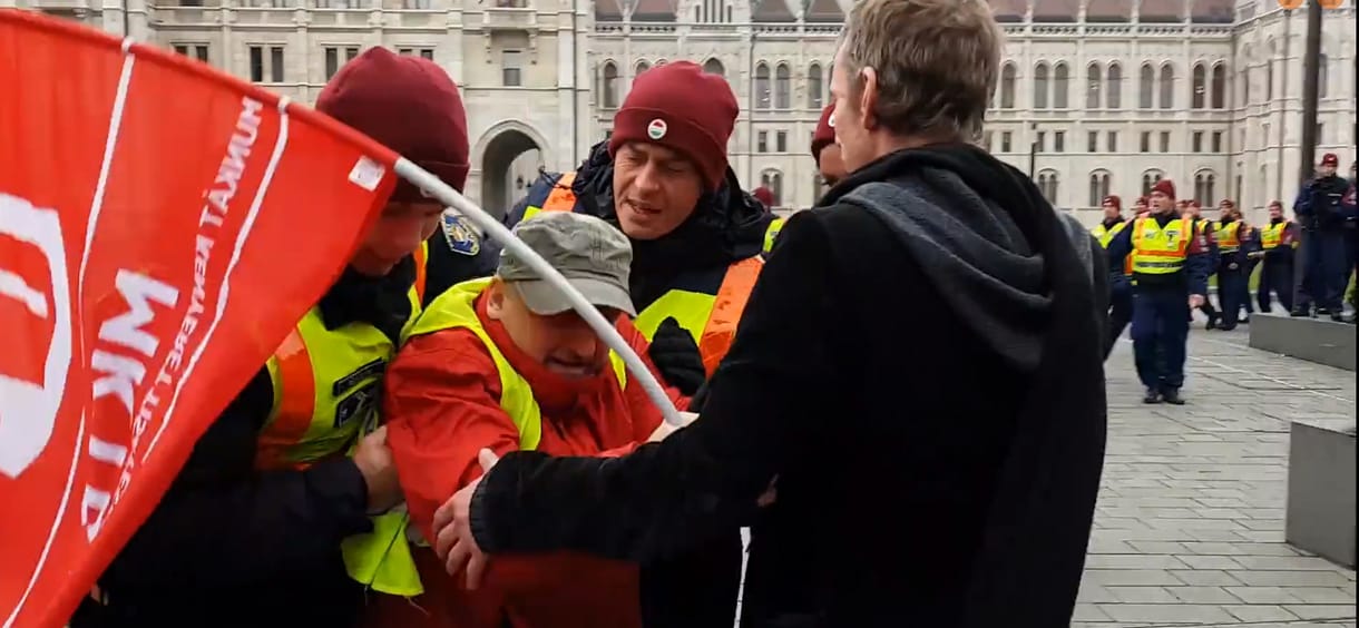 Kertészkedéssel dolgozza le a Kossuth téri áttörésért kapott büntetését az MSZP-alelnök