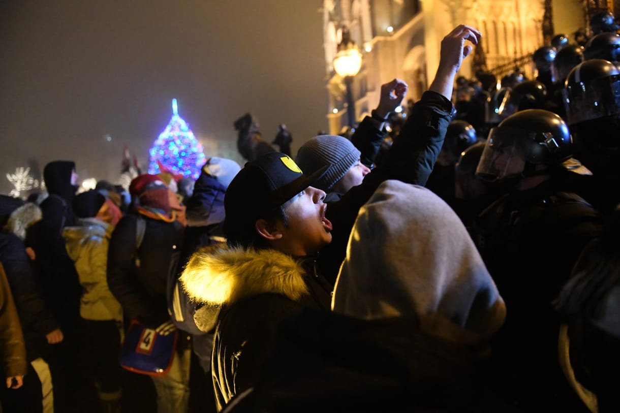 A túlóratörvény csak a szikra volt, most tört fel a csalódottság