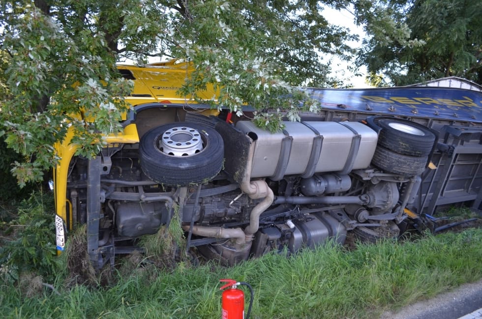 Targoncákkal a hátán hajtott az árokba