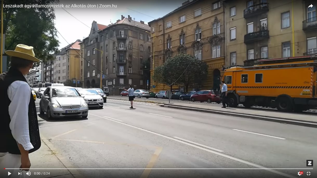 A villamosvezető irányította a forgalmat az útra lógó felsővezeték mellett