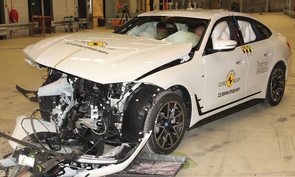4 csillagot kapott a törésteszten a BMW i4 villanyautó