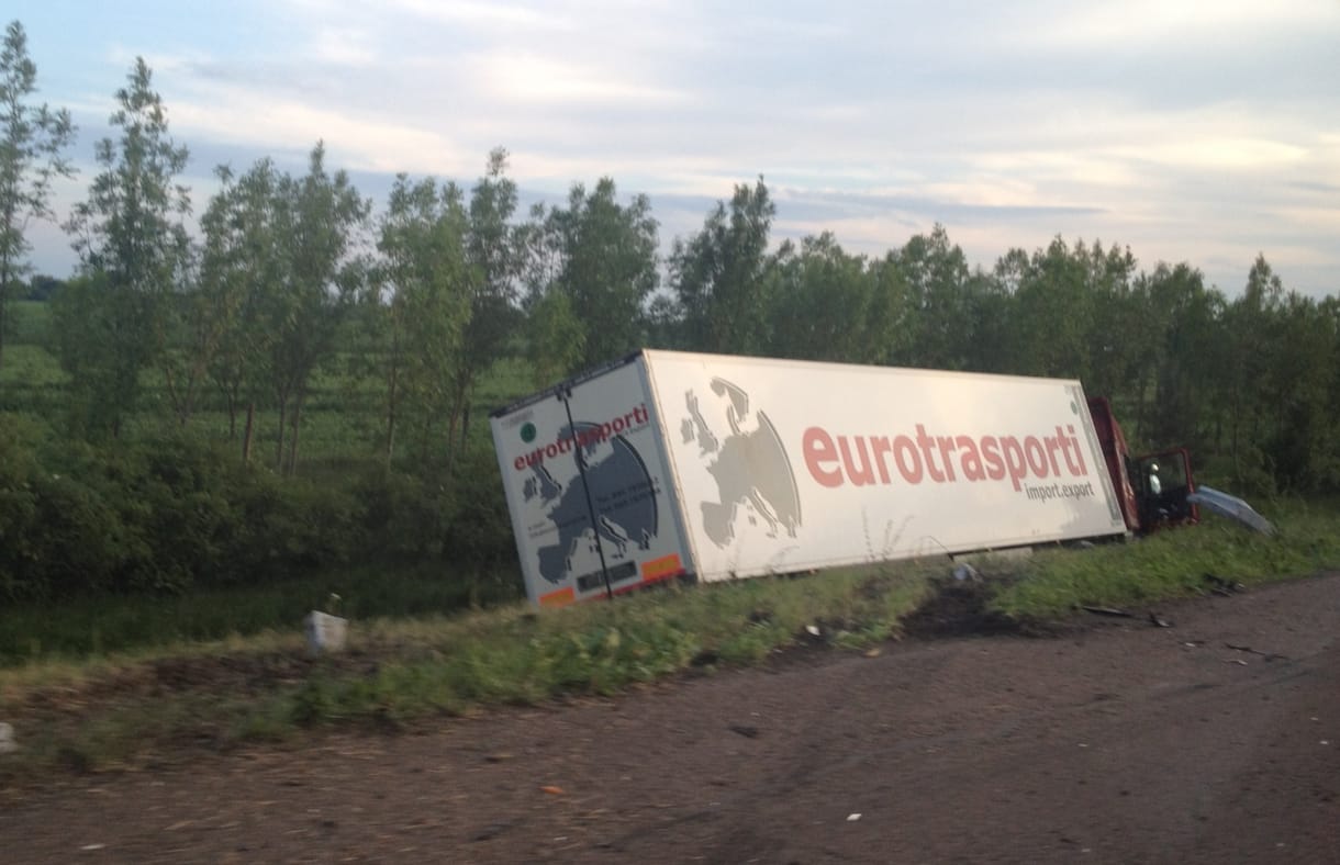Árokba borult egy kamion az M3-ason - fotó