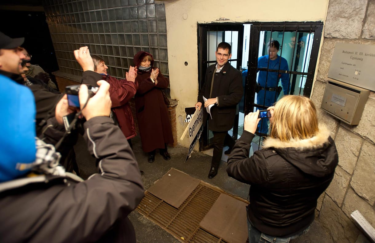 Bevitték Novák Elődöt a rendőrök egy tüntetésről