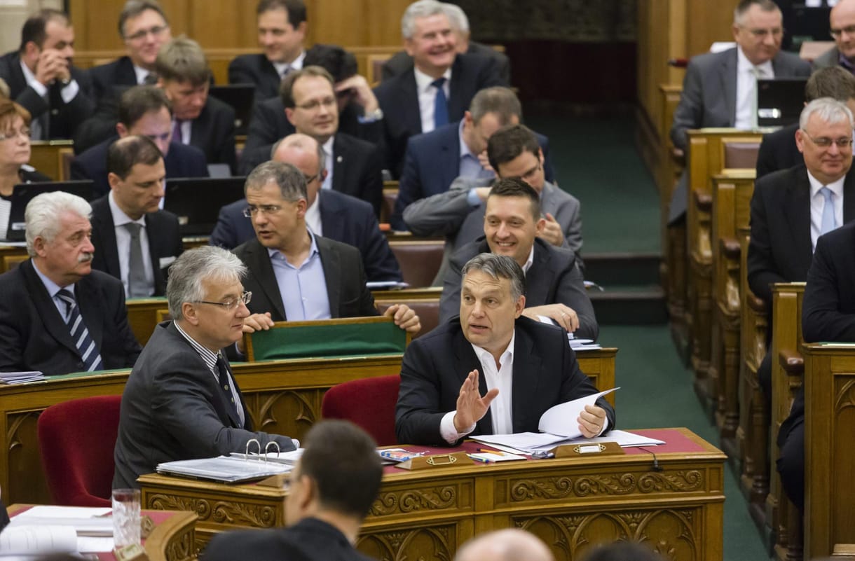 Nyugodtan megehette a tüntetők csokiját a parlamentben Orbán és Semjén