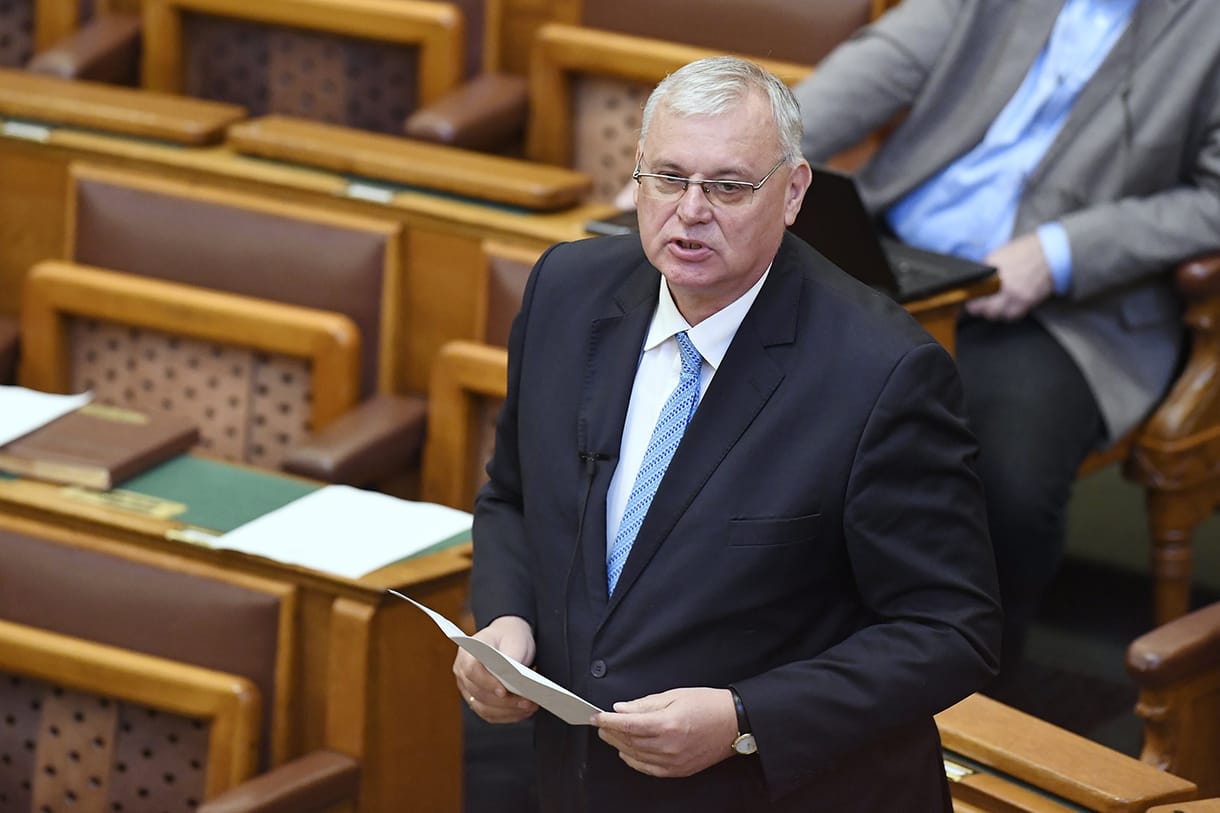 Lekerült a lélegeztetőgépről a KDNP-s Aradszki András