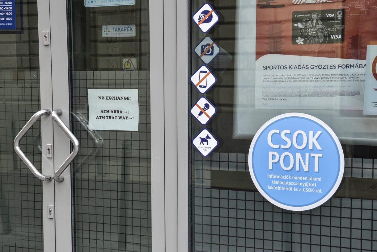 Már hitelkártyakamaton ketyeg a csok-büntetés és a személyi kölcsönén a babaváró