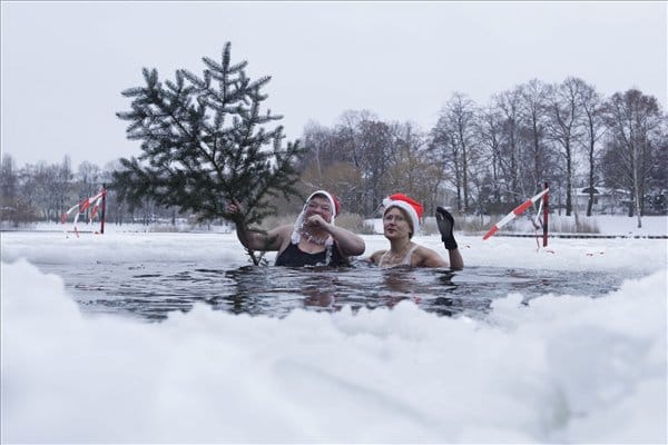 Karácsonyi fürdőzés a jeges tóban - megdöbbentő képek