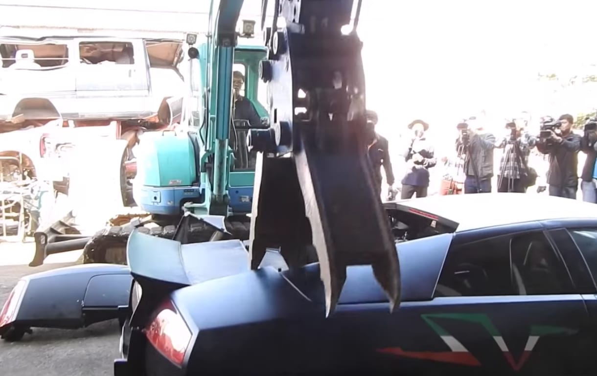 Darabokra tépték a Lamborghinit, és alig hittük el, miért – videó