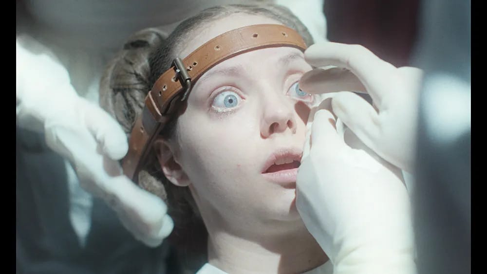 Szenvtelen szenvedés a szépségért – megnéztük az év legundorítóbb filmjét
