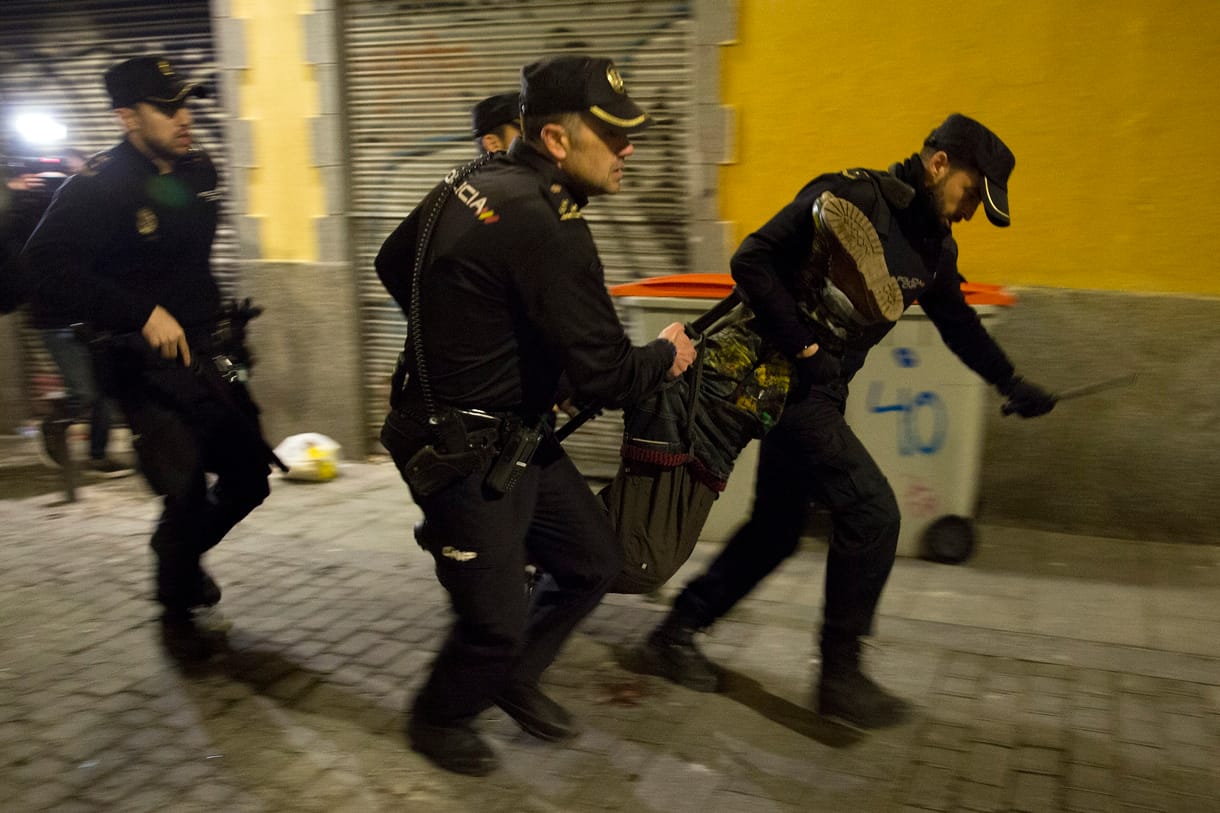 Rendőrökkel csaptak össze az utcai árusok Madridban, mert meghalt egy társuk