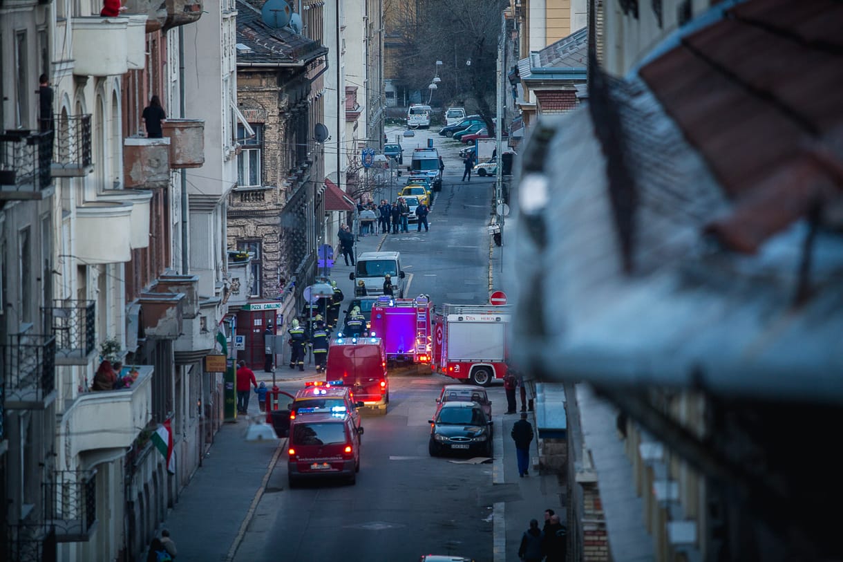 Fotó: Tetőre mászó férfi miatt zárták le a Víg utcát