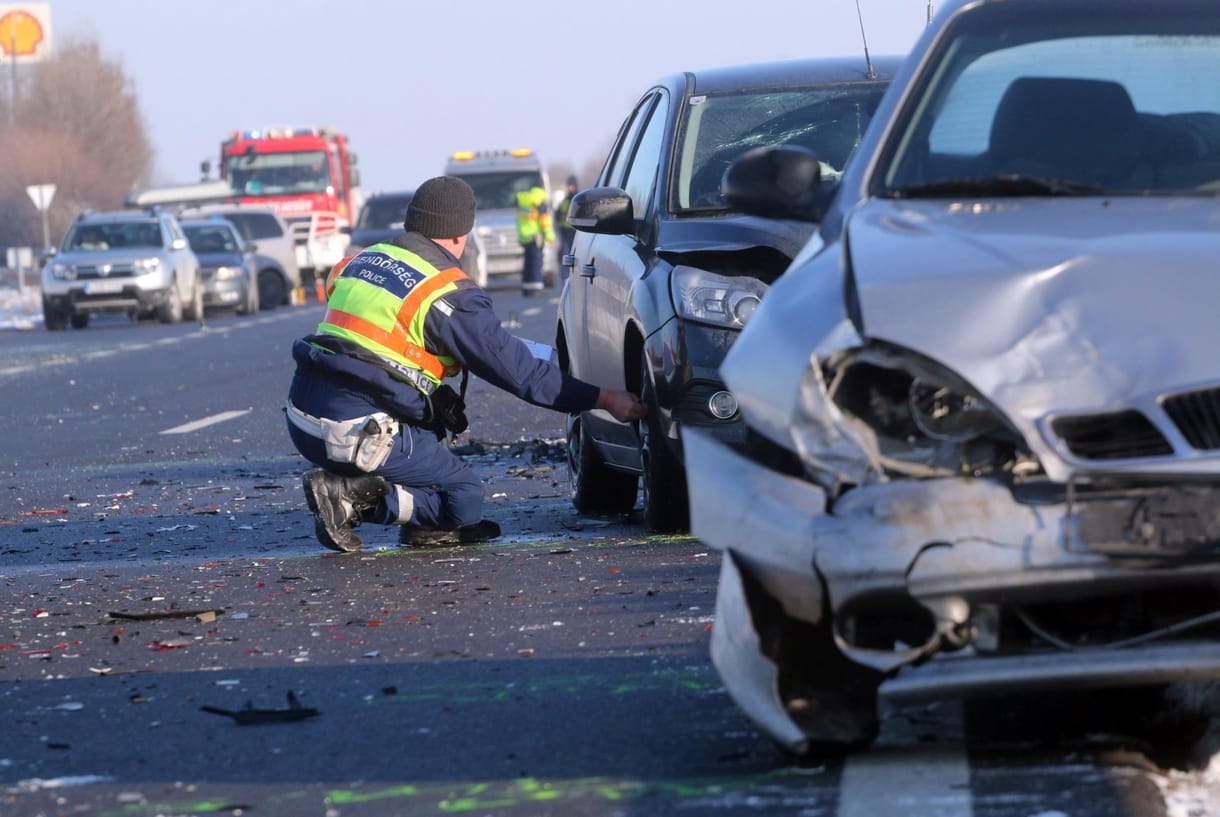 Fotók jöttek az M3-ason történt halálos baleset helyszínéről