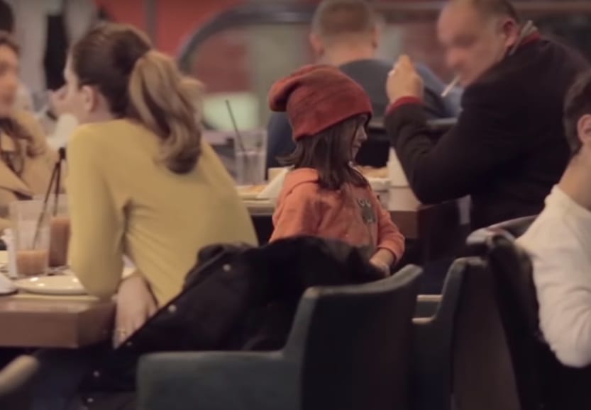 Döbbenetes kísérlet: mit szólnak az emberek egy jól szituált és egy szegény kisgyerekhez