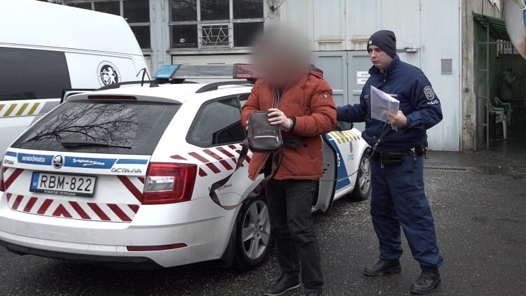 Rendőrségnek küldött e-mailekben fenyegetőzött egy férfi, aki látni akarta, hogyan vonul ki hozzá a TEK