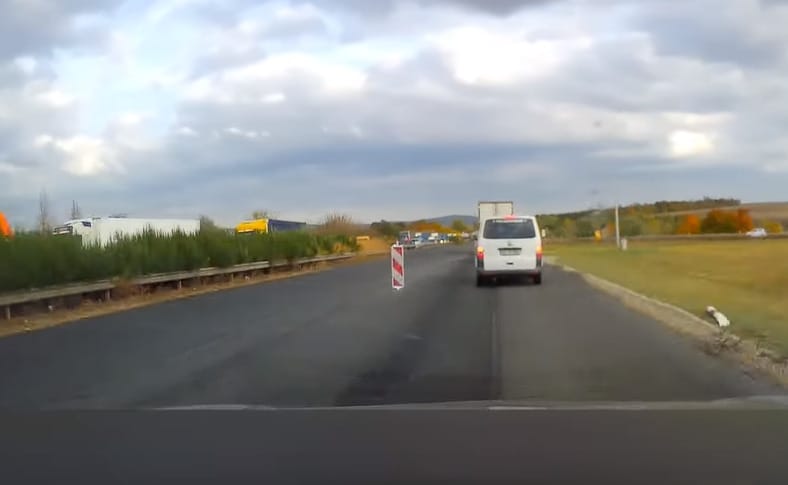 A lezárt, friss aszfalton előzte végig a kocsisort egy Mercedes az M1-esen