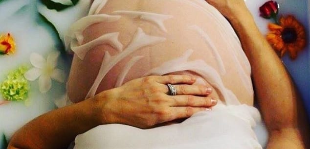 Itt az új őrület! – Egyszerre fürdenek tejben és pezsgőben a kismamák